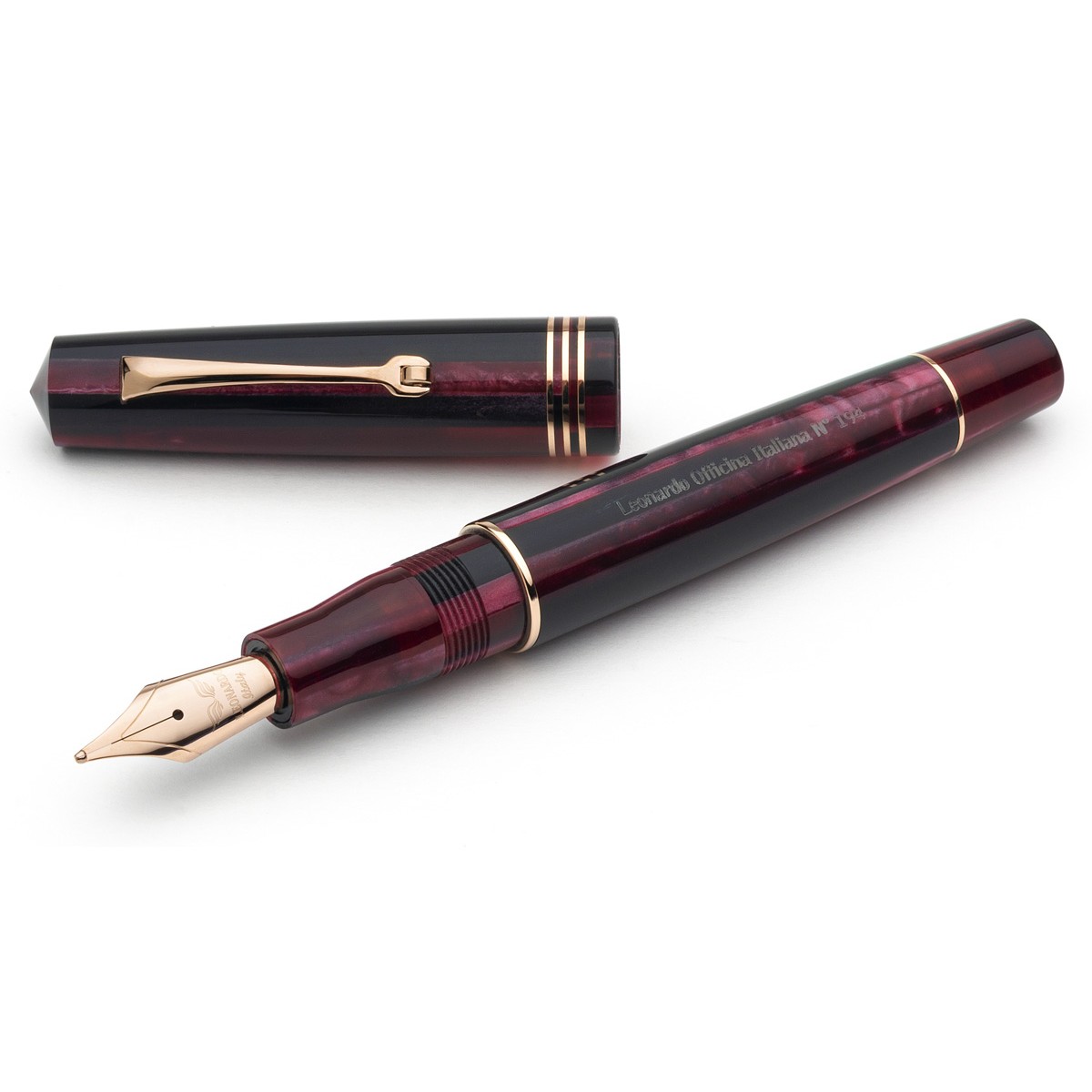 Leonardo Officina Italiana - Momento Zero resina - Prugna RGT - Stilografica - Pennino oro Leonardo Officina Italiana - Momento Zero resina - Prugna RGT - Stilografica - Pennino oro