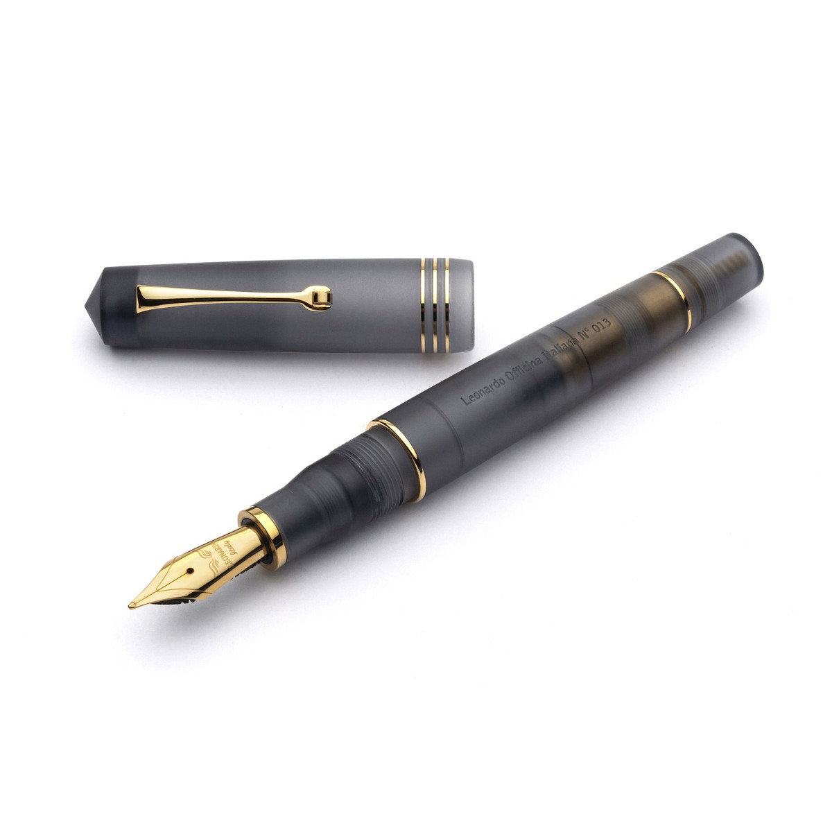 Leonardo Officina Italiana - Momento Zero Pura Gold Anthracite Grey - Stilografica - Pennino dorato Leonardo Officina Italiana - Momento Zero Pura Gold Anthracite Grey - Stilografica - Pennino dorato